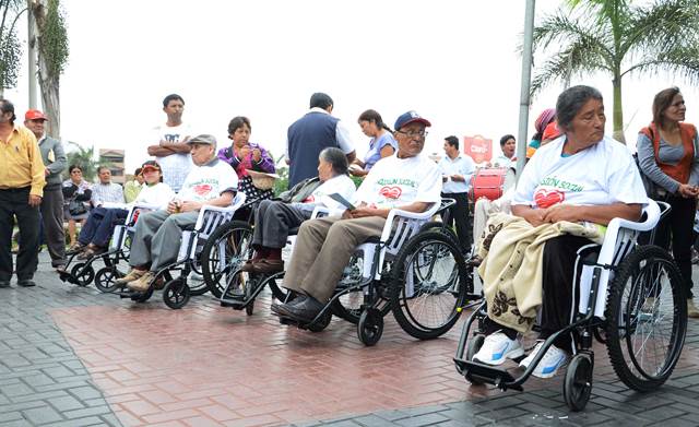 Personas discapacitadas son beneficiadas con sillas de ruedas