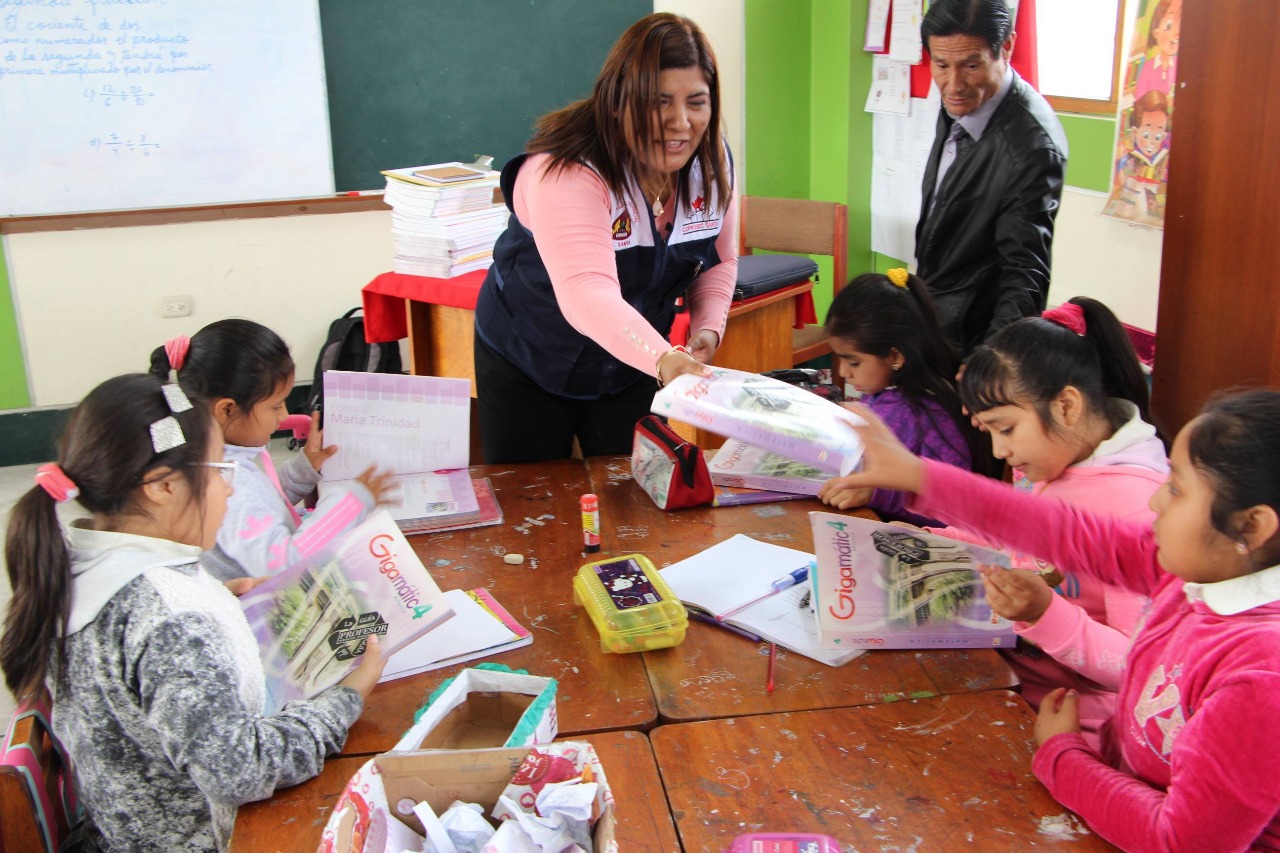 Chimbote: Coprosec dona 180 libros a escolares de pueblo joven San Pedro