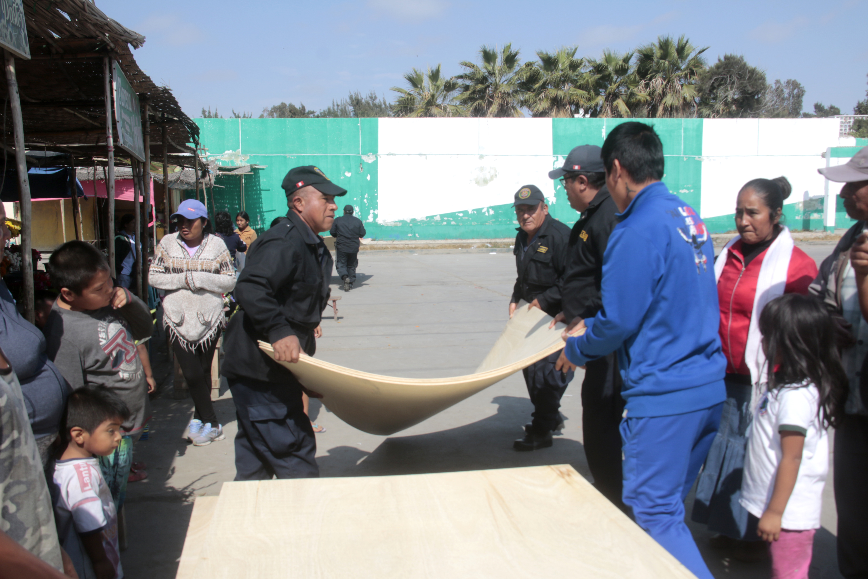 Chimbote: MPS y empresa Etenorte donan triplays a comerciantes de flores del cementerio