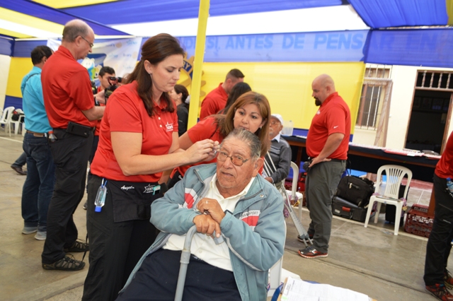 Rotary Club empezó con la entrega de 1,200 audífonos con apoyo de Apro Chimbote