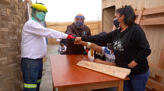 Más de 27 toneladas de madera donada son convertidas en muebles para los chimbotanos