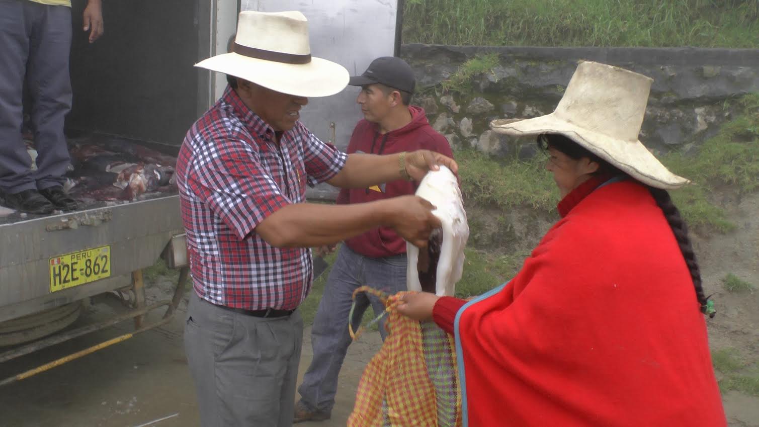 Donan 6 toneladas de pota a caseríos de Jimbe