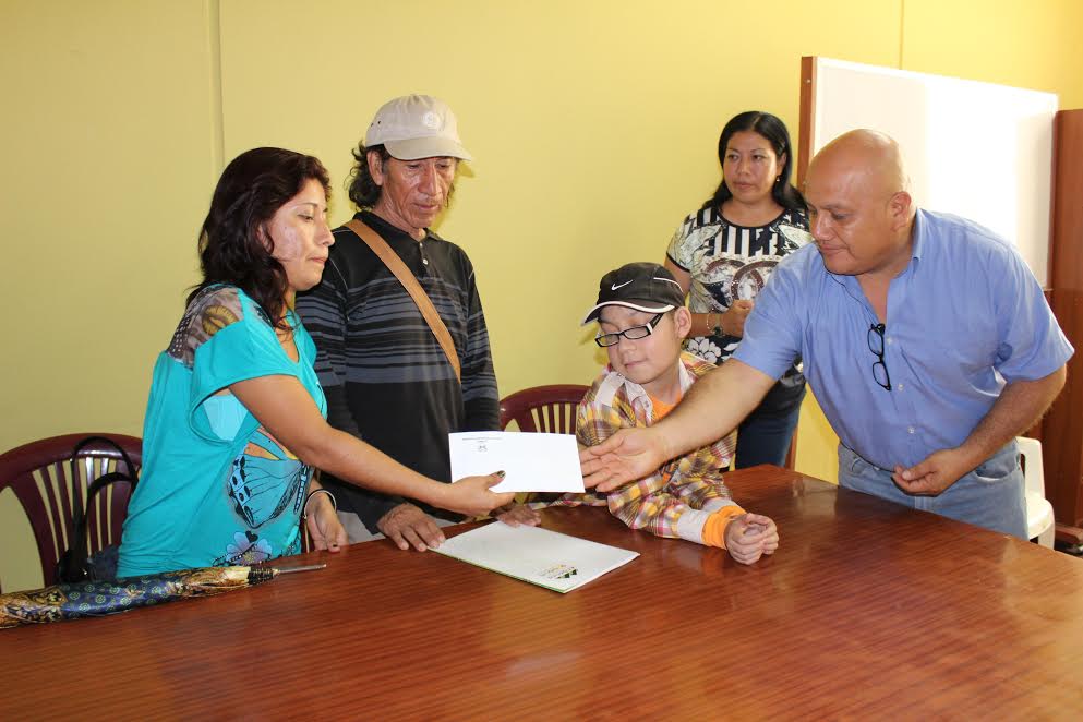 Chimbote: servidores municipales entregan donativo a niño que padece leucemia
