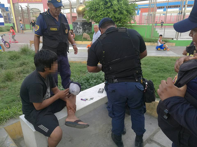 Intervienen a dos menores en parque de Chimbote consumiendo marihuana a plena luz del día