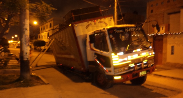 Camión frigorífico se hundió en calle de urbanización Santa Rosa