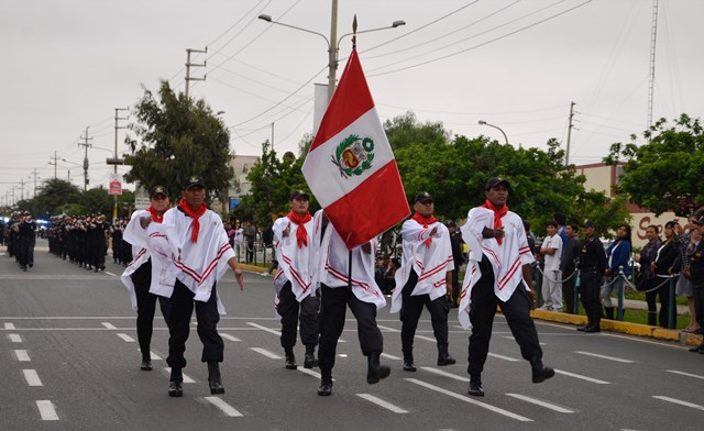 Instituciones de Nuevo Chimbote participaron en homenaje a la patria