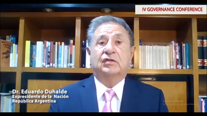 Expresidente de Argentina es incorporado como doctor Honoris Causa de la UCV