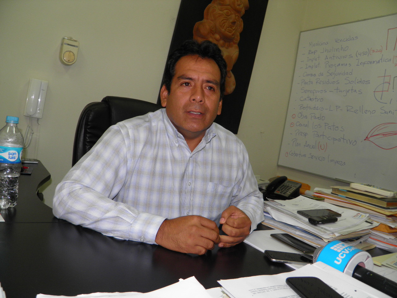 Gerente municipal justifica inversión para pintado de postes en varios puntos de Chimbote