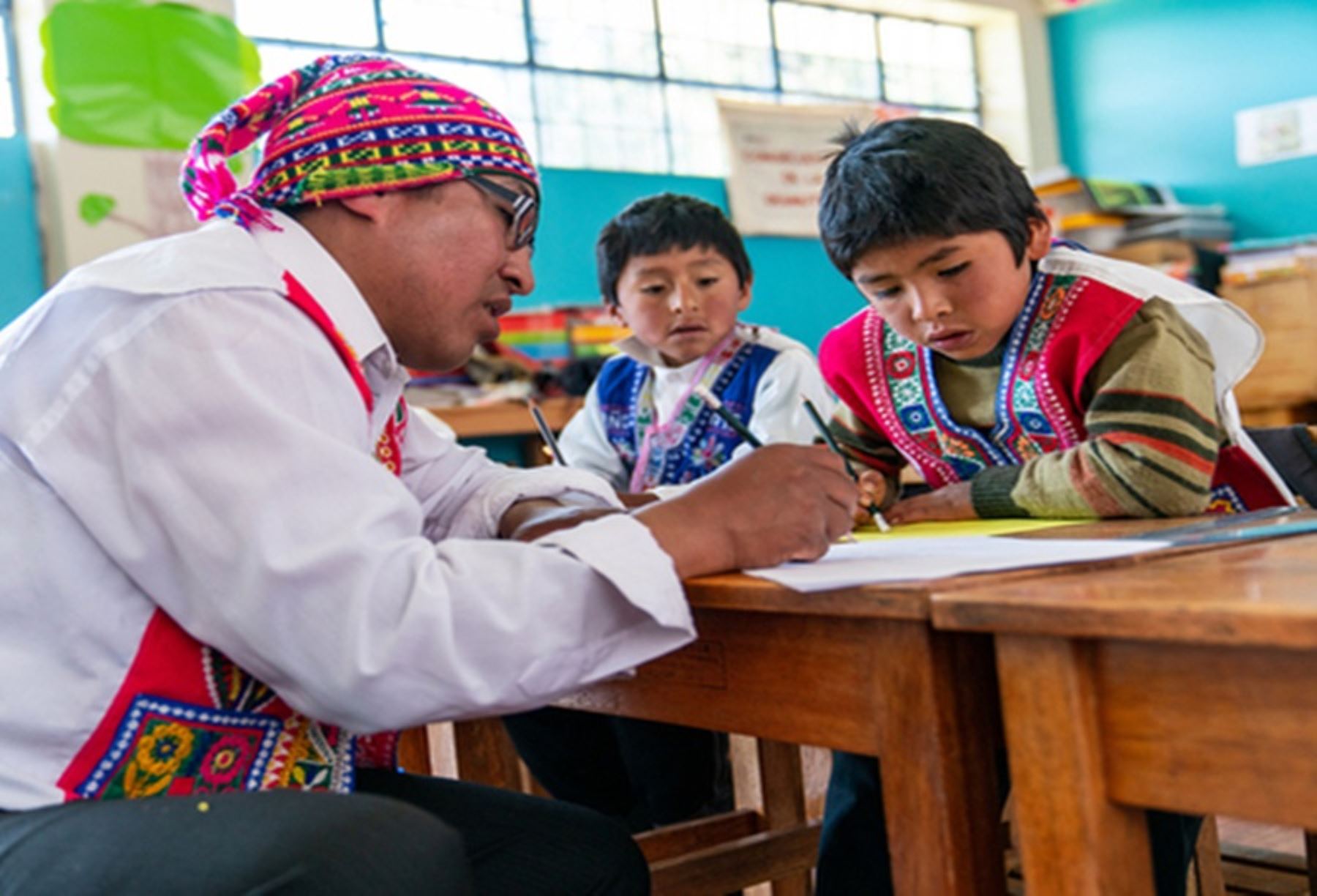 Aprueban reforma que beneficia a 8,200 docentes con nuevas condiciones laborales