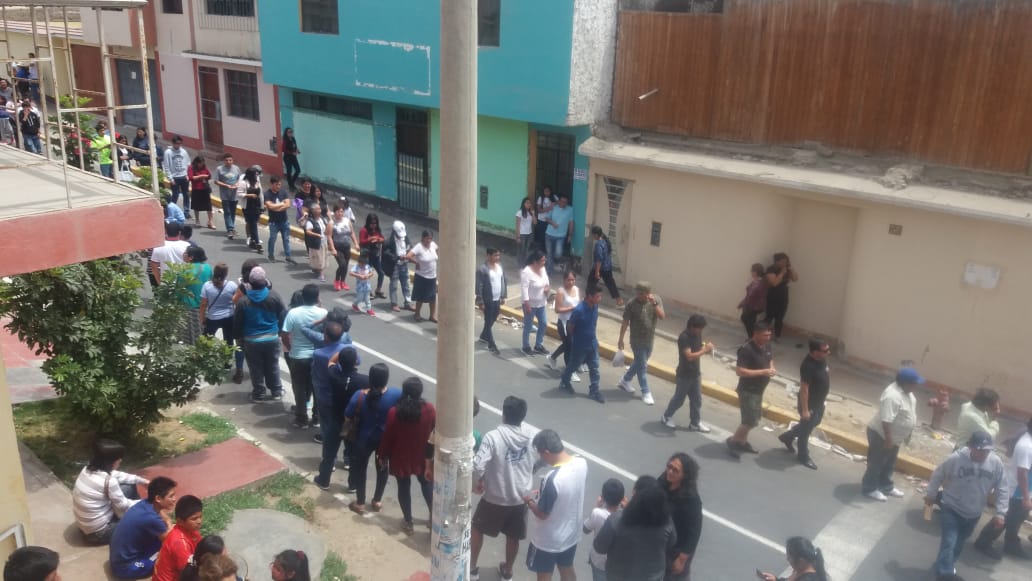 Electores esperan a última hora para sufragar en la Universidad San Pedro