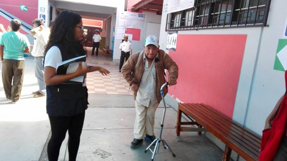 Discapacitado fue el primero en emitir su voto en el colegio ex 314