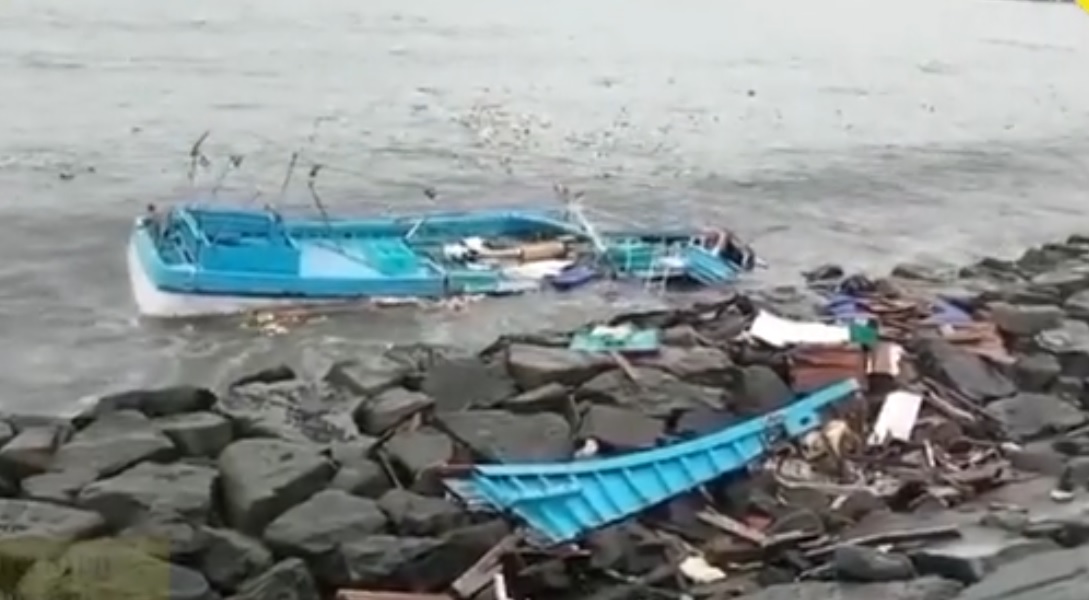 Embarcaciones de pota resultan dañadas por oleajes anómalos en litoral de Chimbote