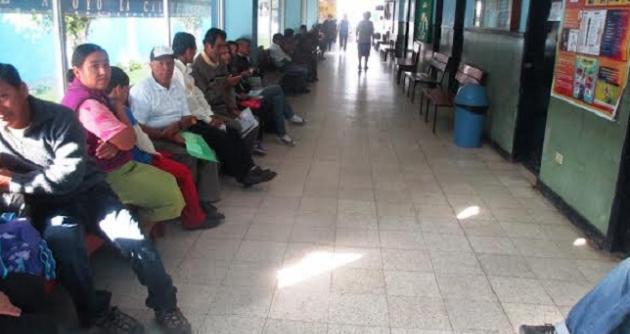 Médicos del Minsa marchan por las principales calles de Chimbote (avance)