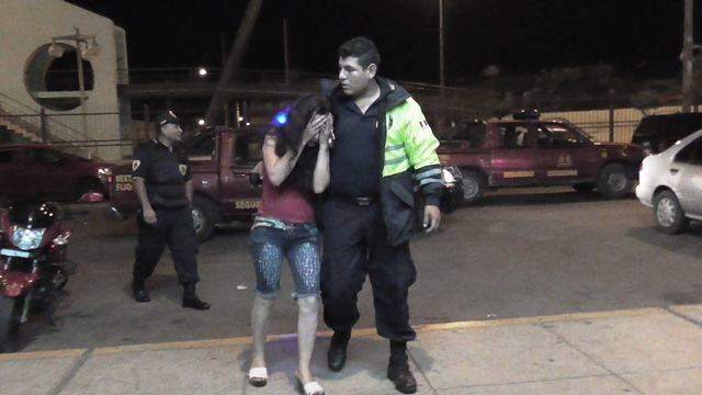 Debido a una decepción amorosa mujer estuvo a punto de arrojarse al mar en el malecón de Chimbote