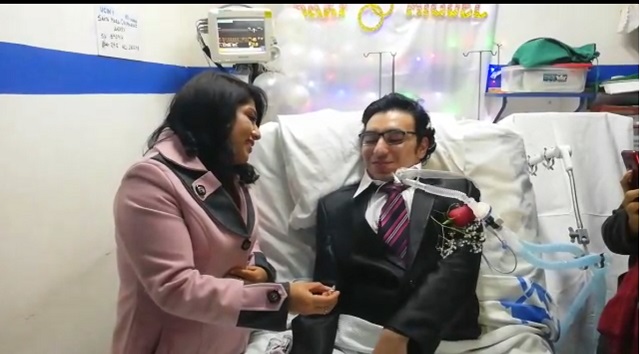 Pareja de novios protagoniza emotivo matrimonio en sala de cuidados intensivos de hospital de Chimbote