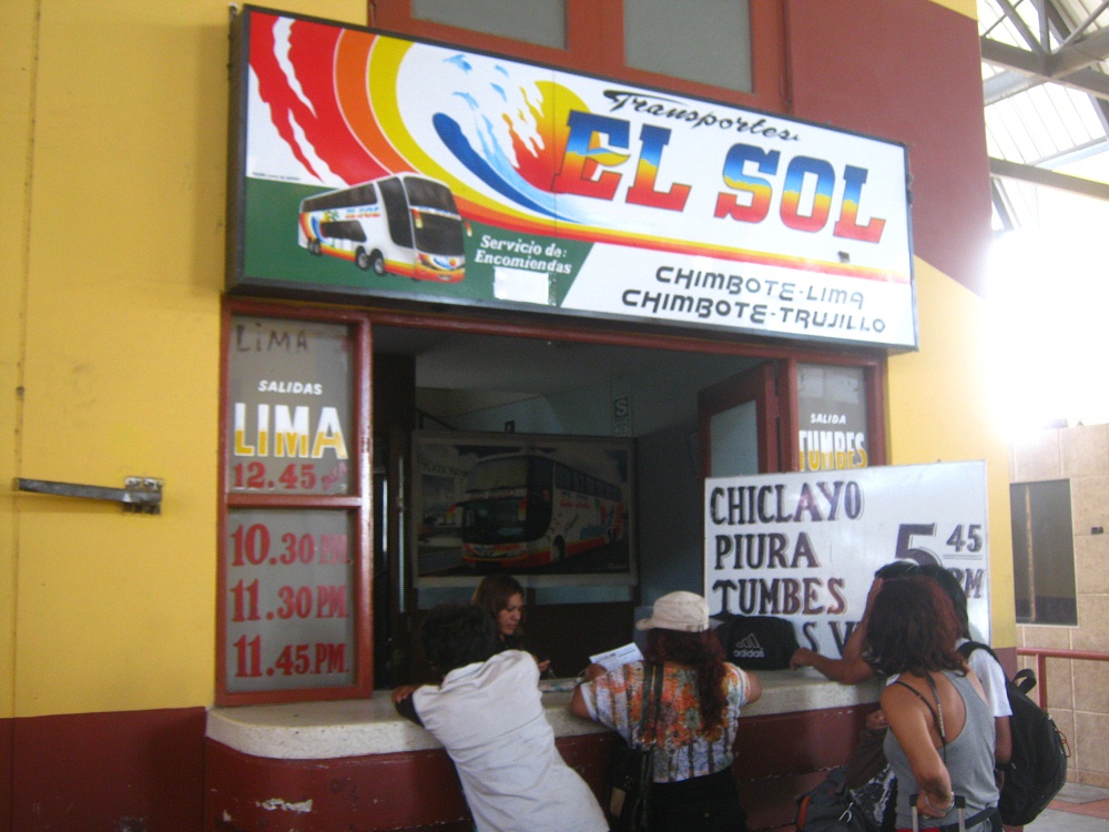 Casma: Delincuentes roban mercadería que iba en la bodega de bus en la Panamericana Norte