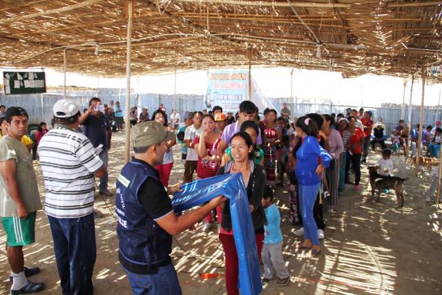  Nuevo Chimbote: municipio entrega plásticos para proteger techos de humildes viviendas