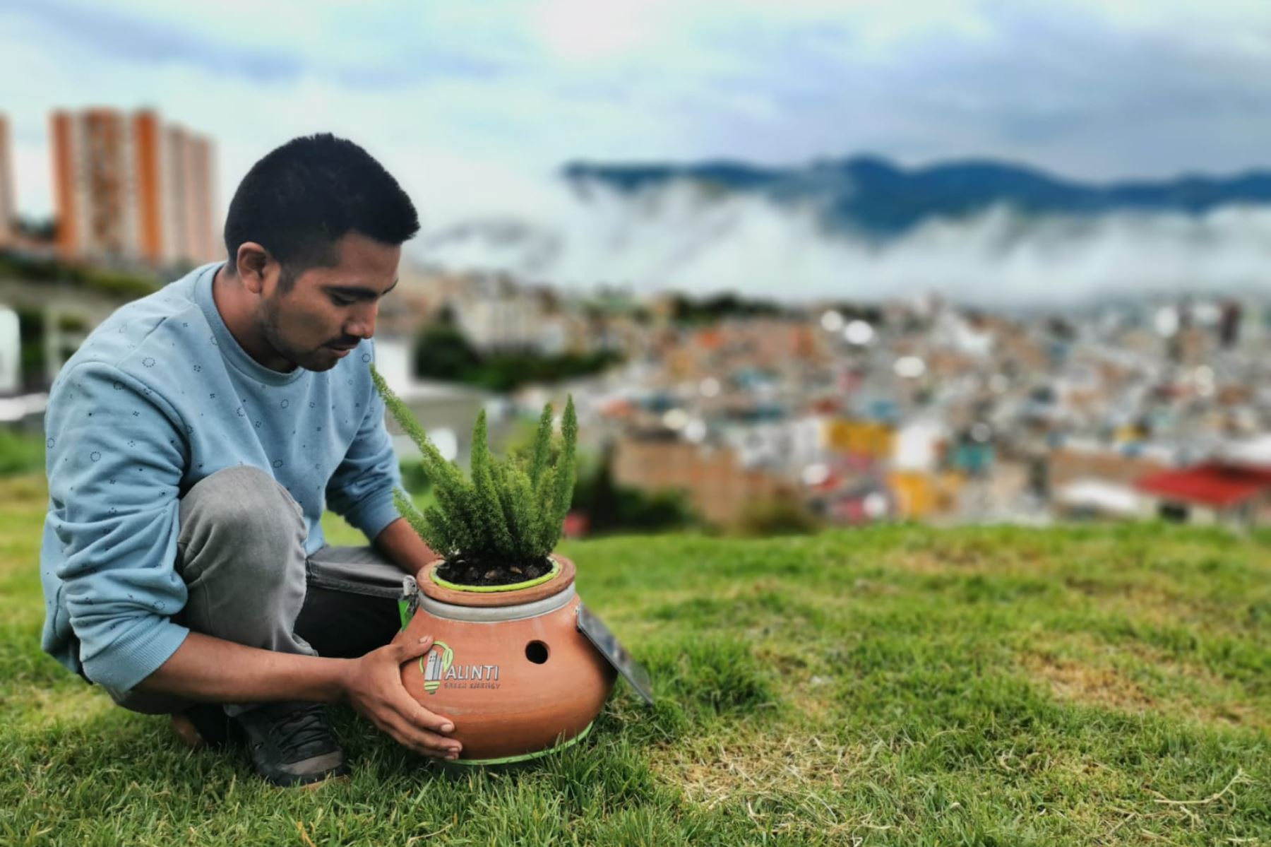 Peruano que produce energía a través de plantas consigue galardón  en el Global eAwards 2024