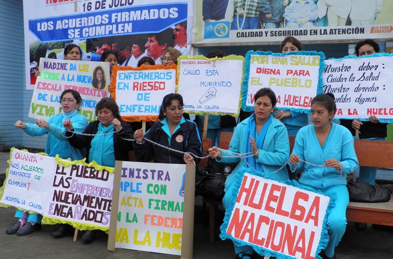 Hospital La Caleta: Enfermeras se encadenan y amenazan con radicalizar huelga