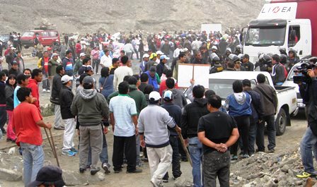 Policías y trabajadores públicos se enfrentan en la Panamericana Norte