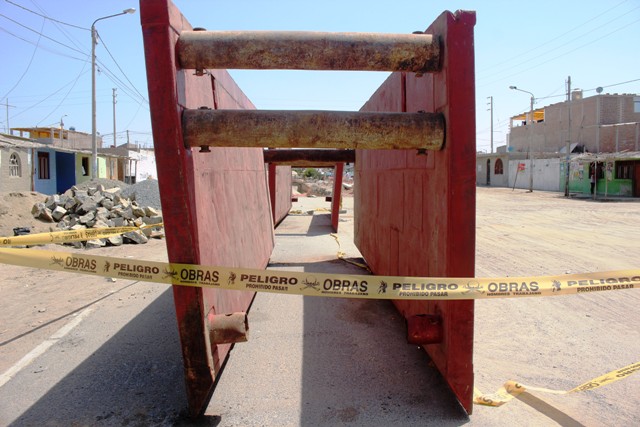 Utilizan entibados metálicos para evitar derrumbes en construcción de sifón en Nuevo Chimbote