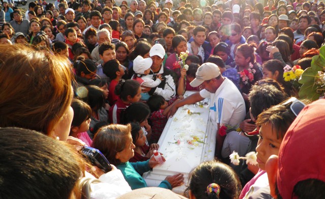 En medio de hondo pesar dieron último adiós a niña que murió estrangulada