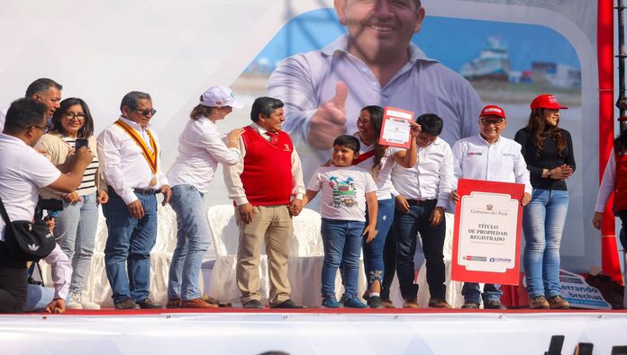 Ministra de vivienda entrega títulos de propiedad a más de 4 mil familias de Casma y El Santa