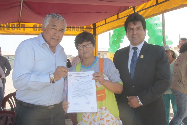 Entregan constancias de posesión a pobladores de A.H. Constructores en Chimbote