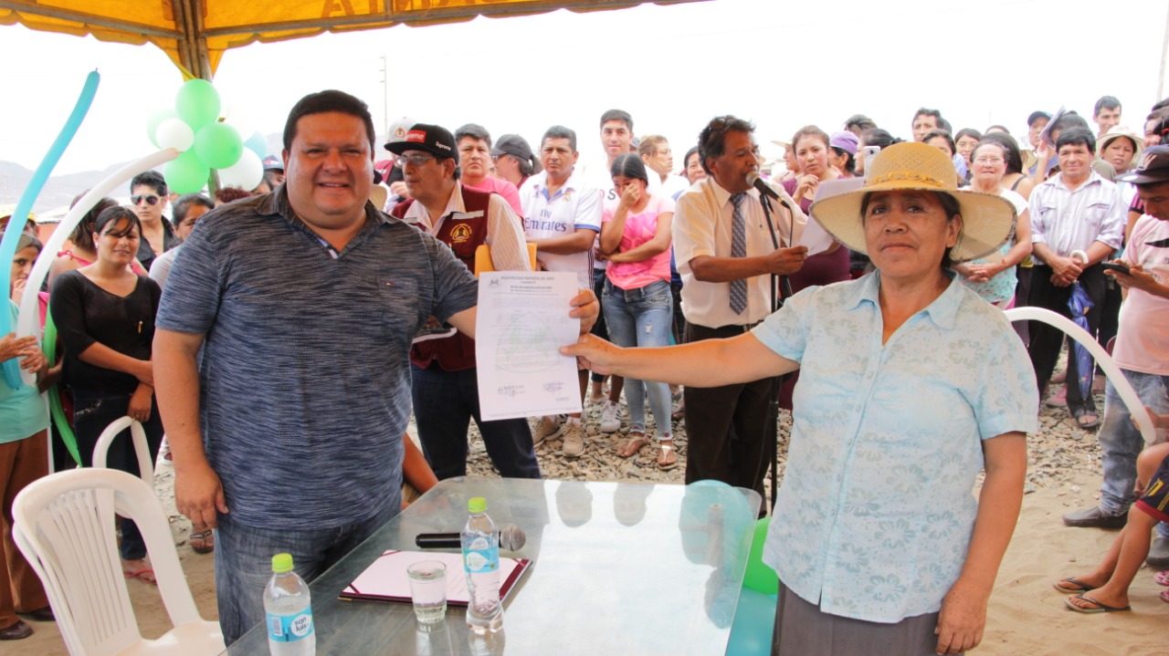 Chimbote: entregan actas de asignación de lotes a familias de “Lomas del Cono Norte” y Mi Paraíso