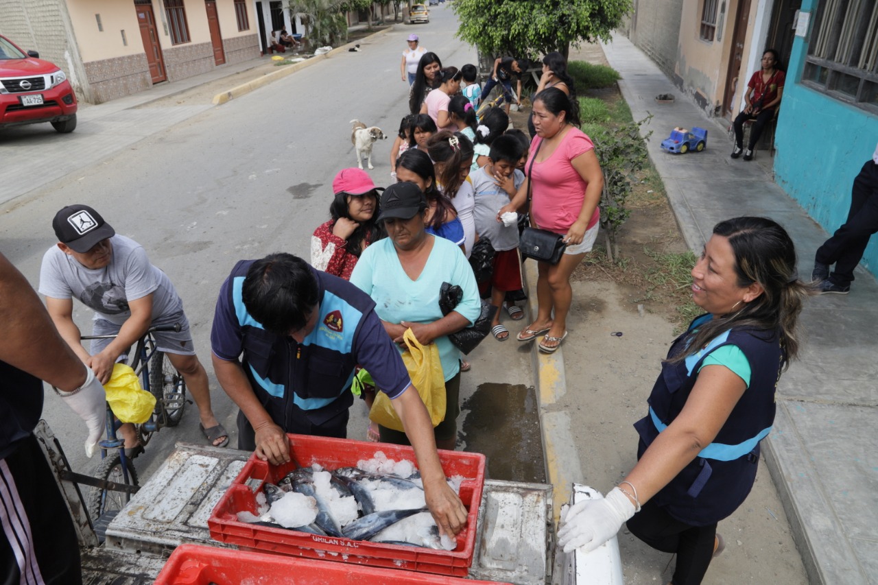 Chimbote: municipio entregó pescado a familias de bajos recursos en AA. HH. Santo Domingo
