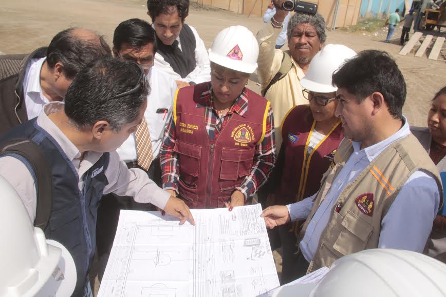 Alcaldesa Vicky Espinoza entrega terreno a pesquera para obra de campo deportivo en la I.E. “Inmaculada”