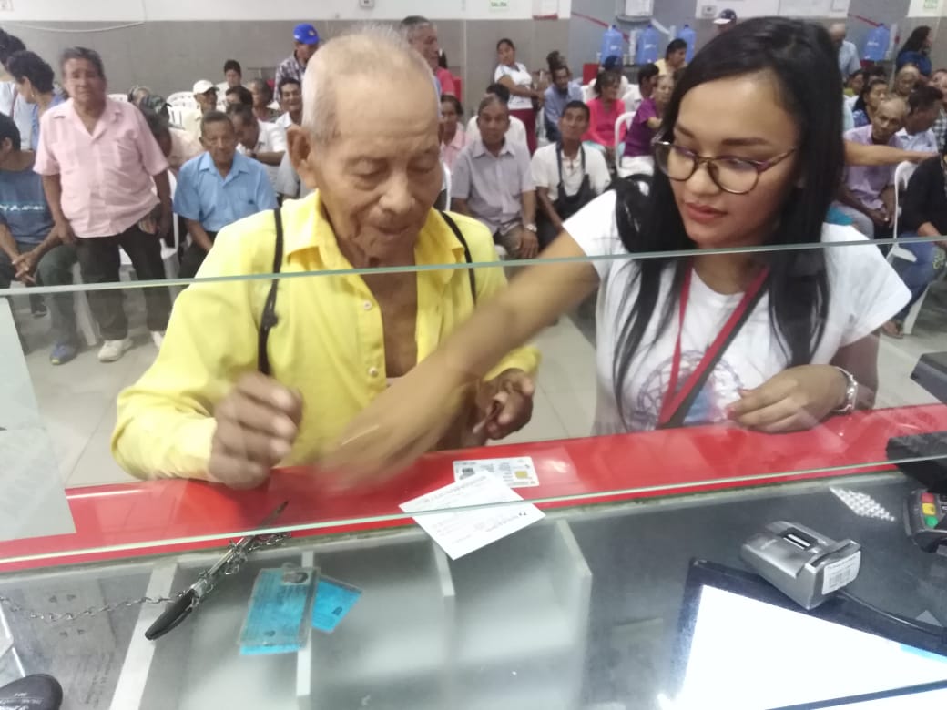 Cerca de 20 mil usuarios de Pensión 65 cobraron en horario especial dominical