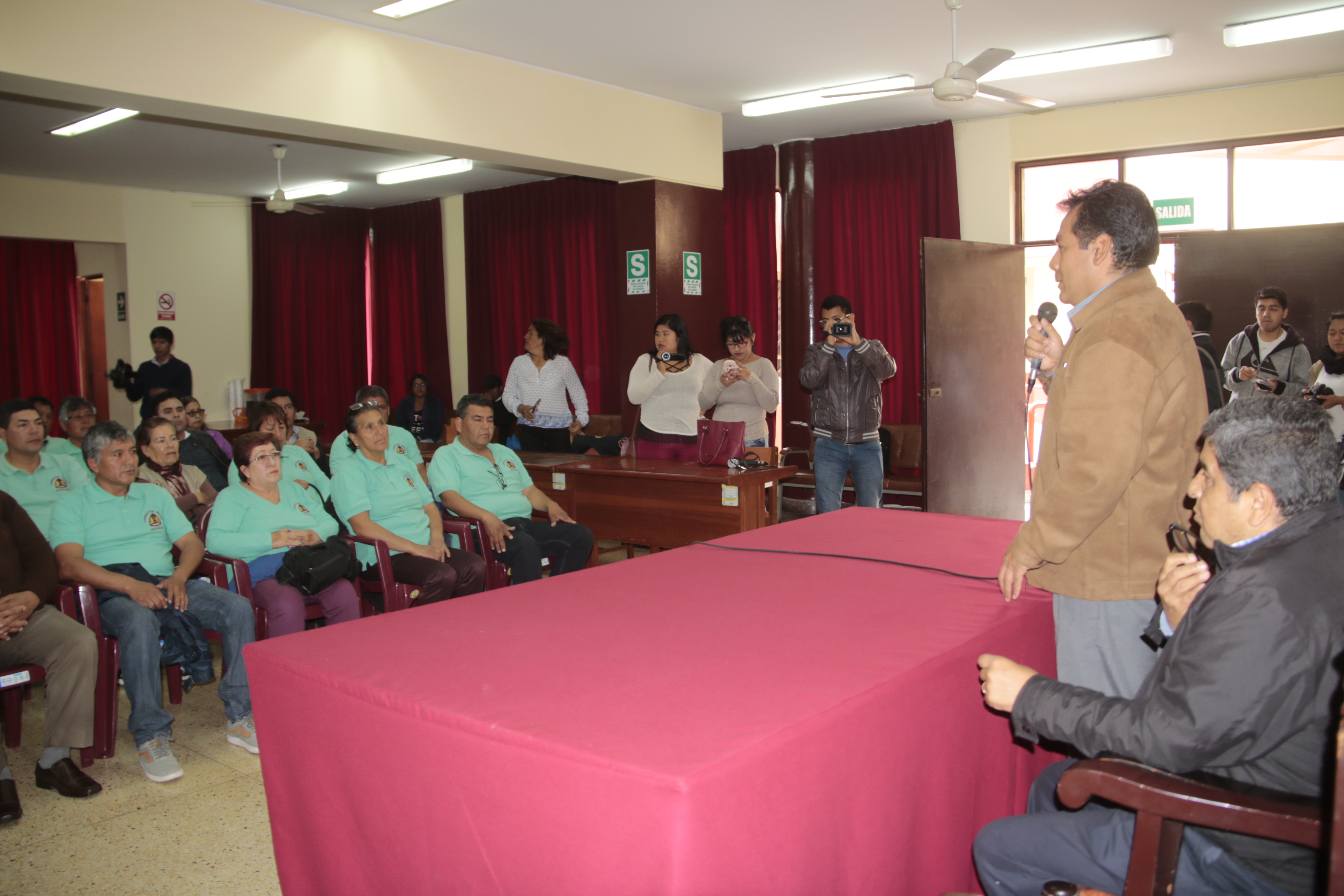 Municipalidad entrega autorización temporal a 23 cambistas informales de Chimbote