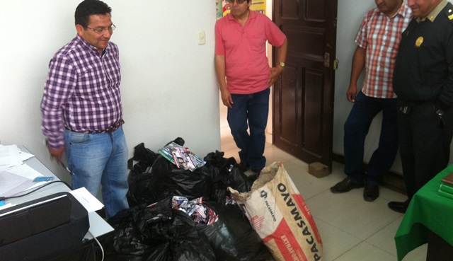 Millares de volantes contra candidato Valentín Fernández fueron entregados a Policía Nacional