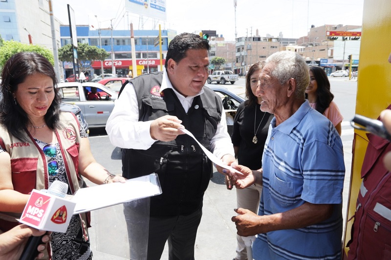 Chimbote: anciano que vivía en la vía pública recibe lote en sector Mi Paraíso