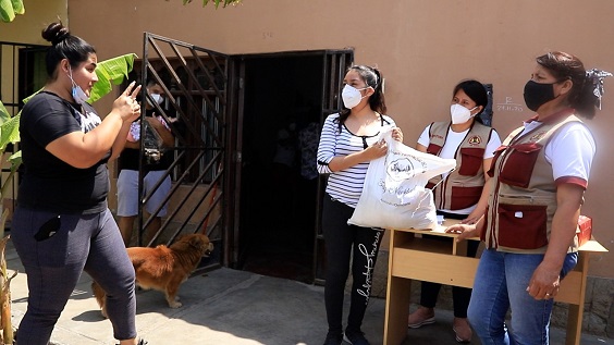 Chimbote: mediante lenguaje de señas entregan bolsas de víveres a personas sordomudas