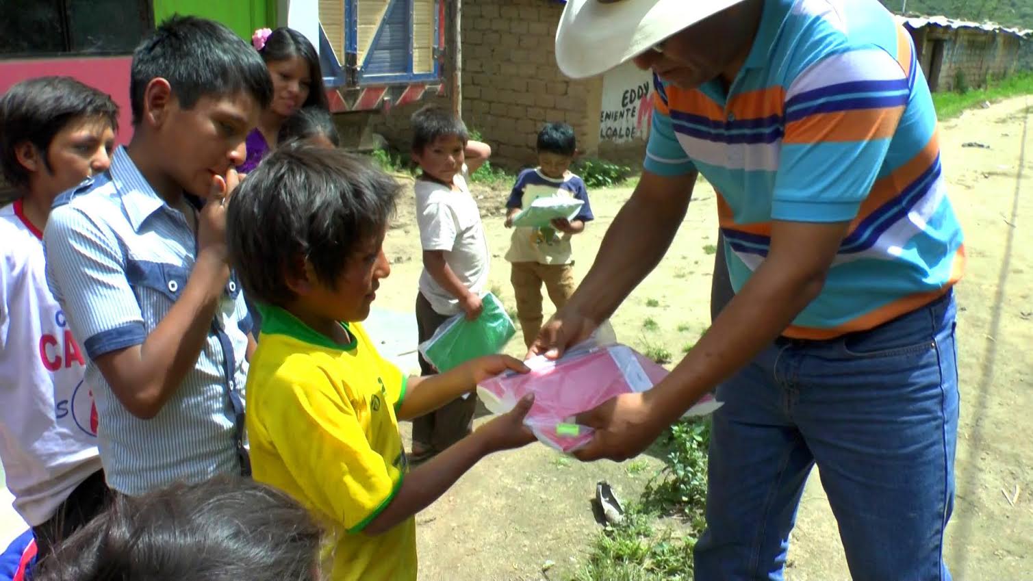  Municipalidad de Jimbe entregó útiles escolares en varios caseríos