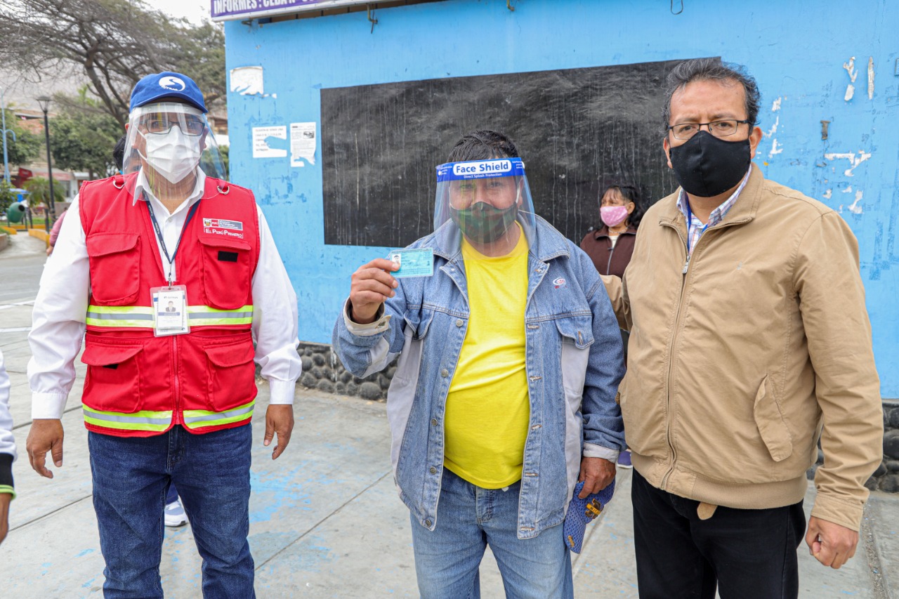 Municipalidad entregó protectores faciales a usuarios del transporte público de pasajeros