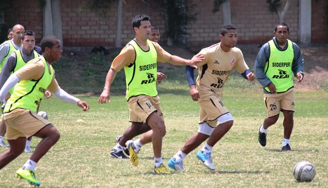 Zamora realiza cambios obligados ante Aurich, no juegan Araujo y Aliberti