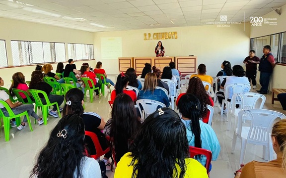 Justicia en tu Comunidad dictó charla sobre terminación anticipada a internas del penal Cambio Puente 