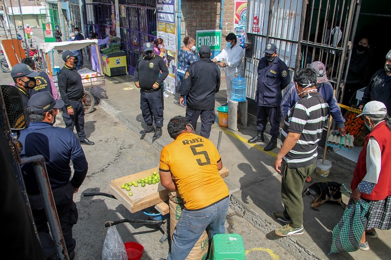 Policía y comuna realizan operativos para erradicar comercio informal en exteriores de mercados