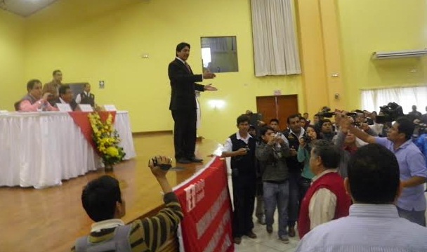 Pescadores artesanales protagonizan escándalo en ceremonia con ministro Otárola