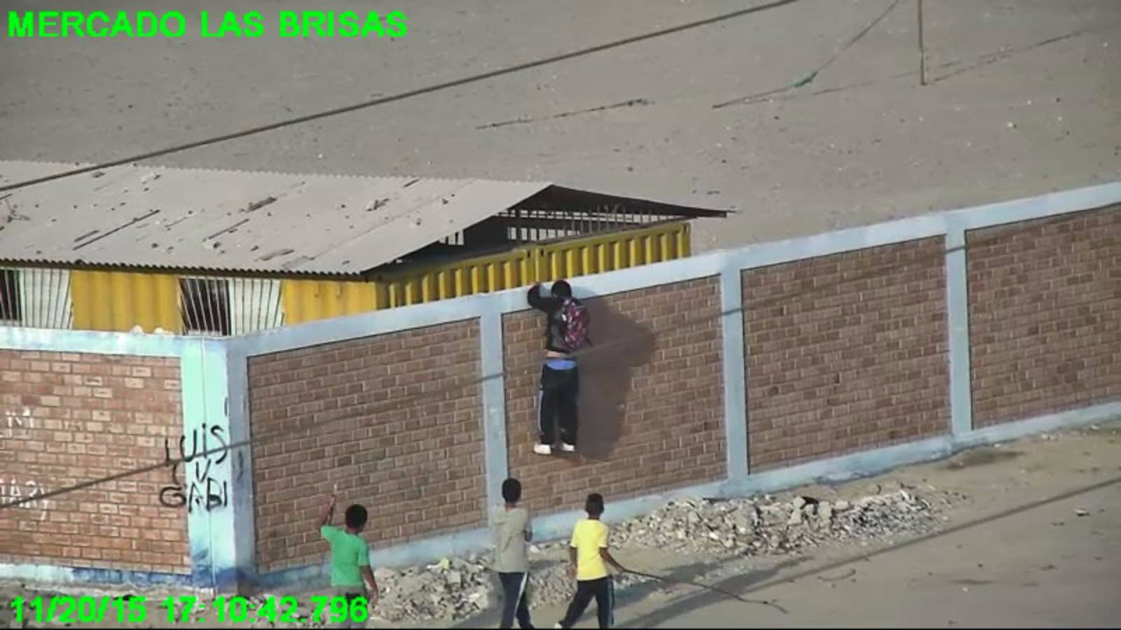 Nuevo Chimbote: escolar es sorprendido cuando trepaba paredes para escapar del colegio