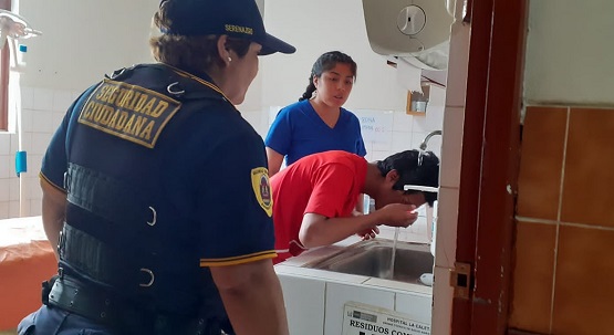 Escolar fue agredido en el frontis de colegio en Chimbote y herido lo evacuaron a hospital