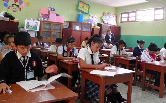 Disponen que desde el próximo año escolares estudien en doble turno‏ 