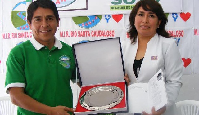 Walter Soto condecoró a chimbotana ganadora de concurso mundial de poesía