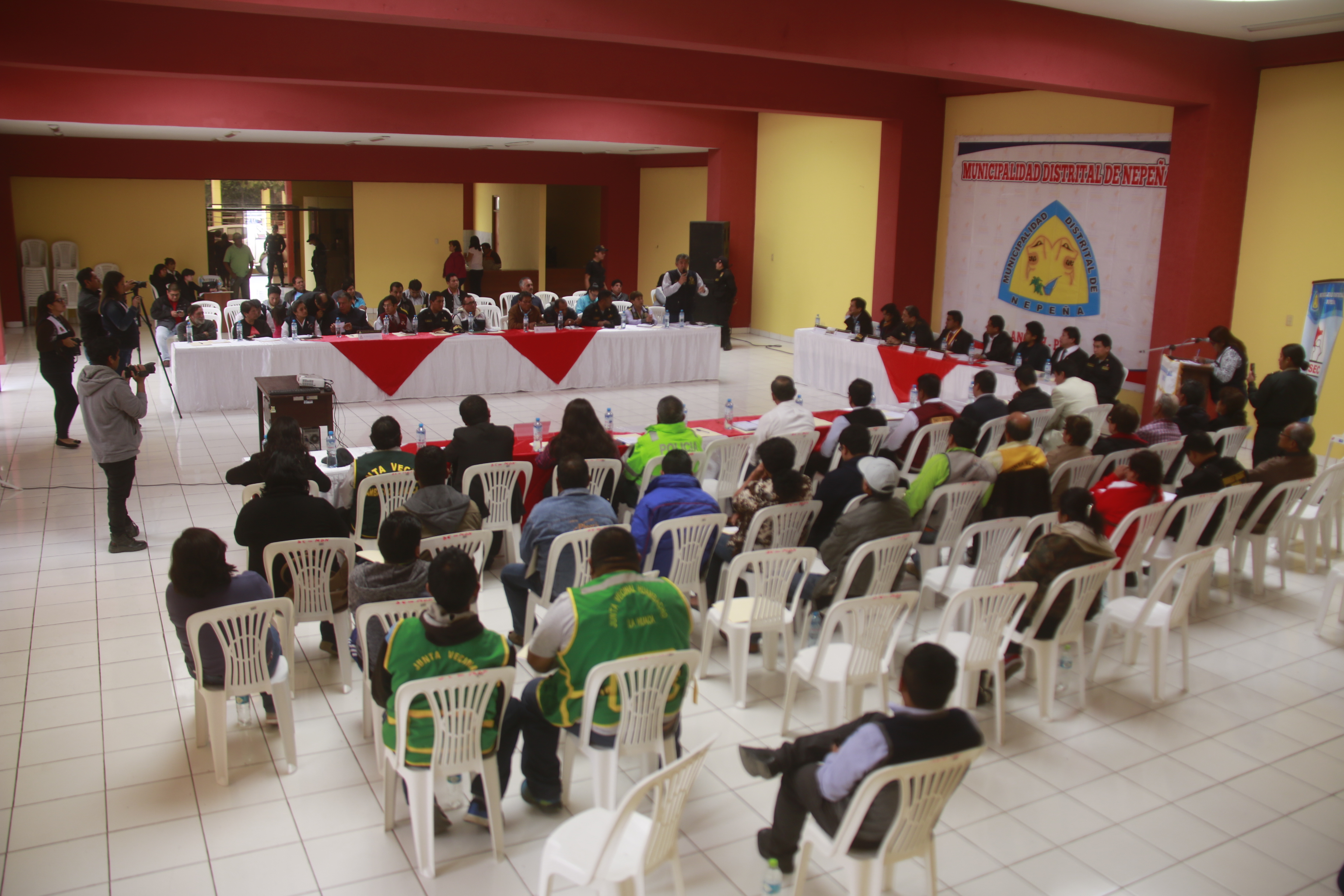 Capacitan a funcionarios ediles en procedimiento de contratación pública para reconstrucción con cambios