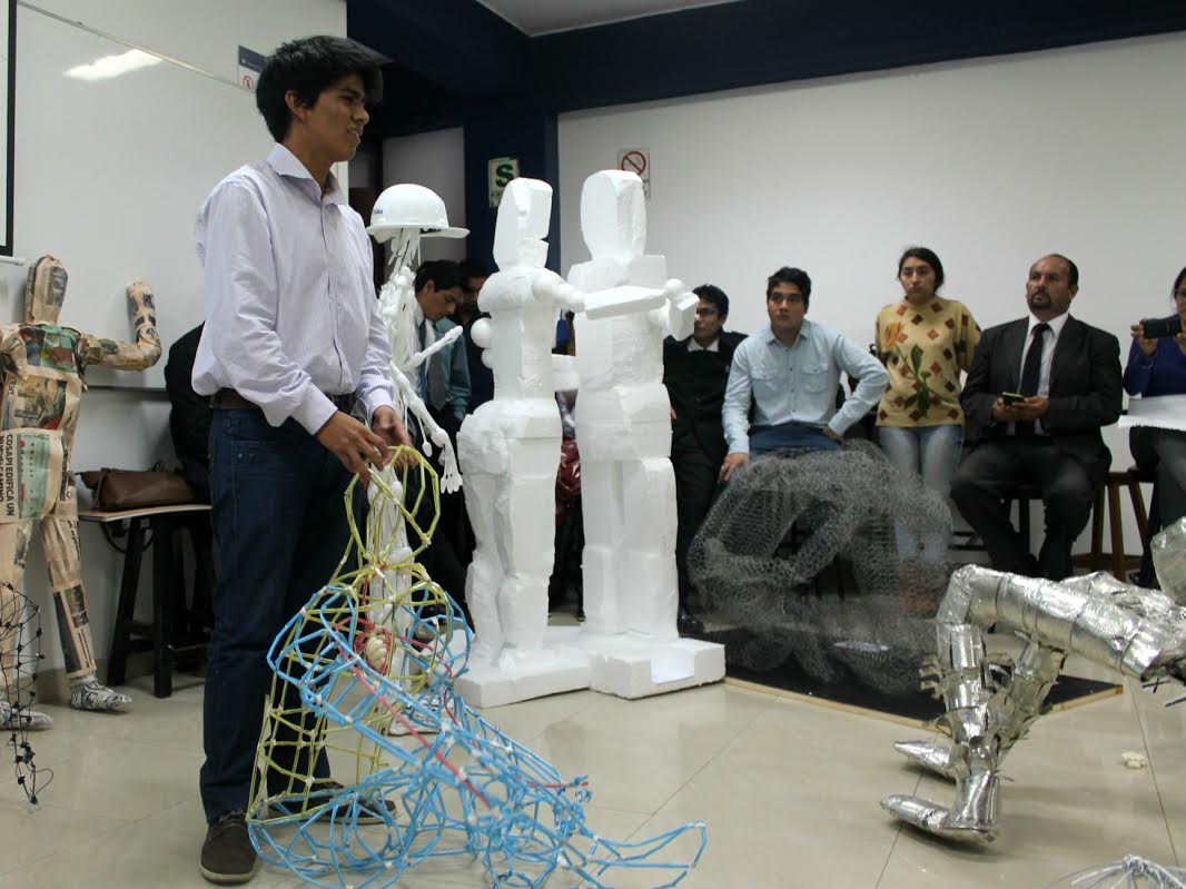 Universitarios elaboran impresionantes esculturas con material reciclado