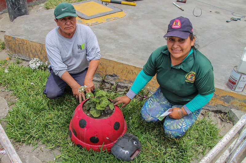 Chimbote: dibujos creativos con material reciclado decoran áreas verdes del terminal terrestre