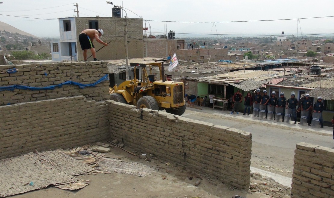 Chimbote: en “Esperanza Alta” desalojan 13 viviendas construidas en área de alta tensión